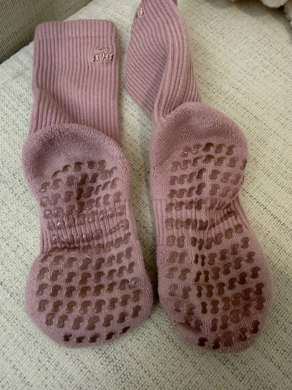SKIMS NIKE Dri-Fit Pilates Grip Crew Socks Pink Himalayan Small